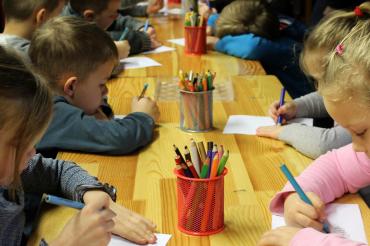 Kinder zeichnen und lernen gemeinsam