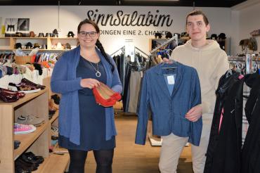 Das Bild zeigt Sandra Mayr, Projektleitung im SinnSalabim und Mitarbeiter Andreas Uhl mitten im Second Hand Kaufhaus.