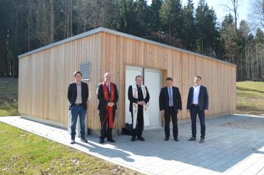 Segnung des neuen Übergabewerks bei Warching. Von links: Maik Steinmeyer, Technischer Leiter der Verbundleitung, Pfarrer Dr. Josef Schierl, Pfarrer Martin Pöschel, Jürgen Frank, stellv. Verbandsvorsitzender der Bayerischen Rieswasserversorgung und Bernd Hauber, Werkleiter. 