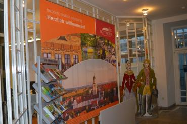 Das Bild zeigt einen Infostand rund um Oettingen.