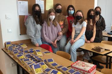 Das Bild zeigt Schüler beim Plätzchenverkauf