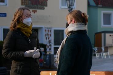 Das Bild zeigt Landestagsabgeordnete Eva Lettenbauer und Annika Quantz