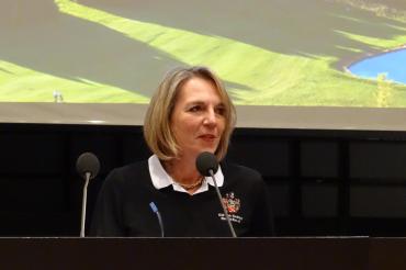 Das Bild zeigt die neu gewählte Präsidentin Marion Jooss bei der Mitgliederversammlung 2022.