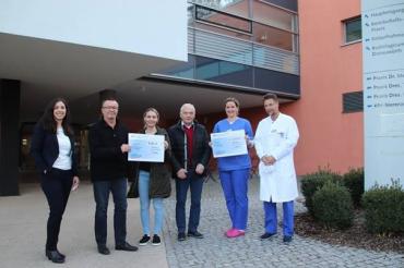 Das Bild zeigt (von links nach rechts) Kathrin Woratsch (Vorstand gKU), Dr. med. Kern, Carolin und Helmut König, Dr. med. Kullick (Oberärztin Intensivstation) und Professor Dr. med. Kuch 