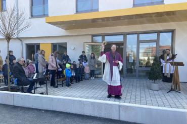 Domdekan Dr. Wolfgang Hacker verteilt Weihwasser vor neuer Kita St. Michael