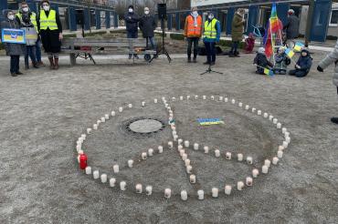 Am Mittwochabend fand auf dem Marktplatz in Asbach-Bäumenheim eine Friedens-Demo statt. 
