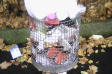 Das Bild zeigt einen überfüllten Mülleimer.