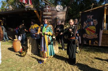 Musik, Markttreiben und eine große kulinarische Vielfalt. Für Besucher*innen des Mittelaltermarkts auf der Harburg wird es einiges zu entdecken geben. 