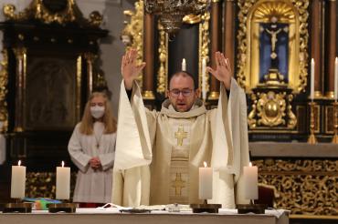 Das Bild zeigt den Präses und Stadtpfarrer Wolfgang Gebert beim Segen  
