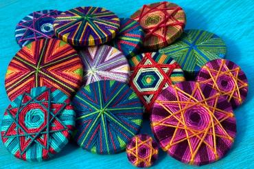 Das Bild zeigt Posamentenknöpfe.