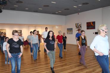 Das Bild zeigt Teilnehmer beim Linedance.