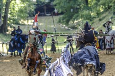 Das Bild zeigt einen Ritterkampf auf dem historischen Markt.
