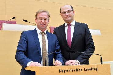 Das Foto zeigt MdL Wolfgang Fackler (links) mit Finanzminister Albert Füracker.
