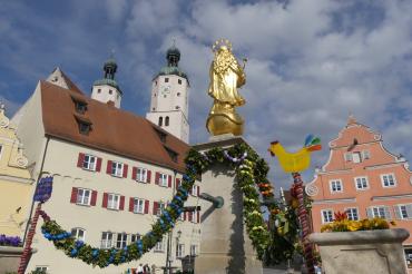 Das Bild zeigt den Osterbrunnen in Wemding: