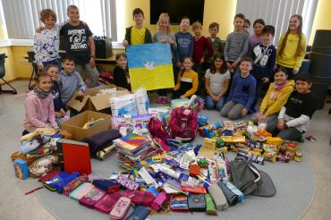 Das Bild zeigt die Grundschulkinder mit den Spenden.