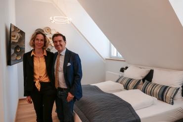 Gwendolyn Freifrau von Beck-Peccoz (links) und ihr Mann Umberto Freiherr von Beck-Peccoz (rechts) haben im März in der Hauptstraße in Rain das Hotel Lutz eröffnet. 