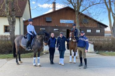 Von links: Leni Burger, Anlagenbesitzerin Pia Kollmar, Landestrainerin Dressur Pony Gesine Gebler, Lara Lattermann, Doppeleuropameisterin Children, und Landestrainer Vielseitigkeit Bernd Knorr.