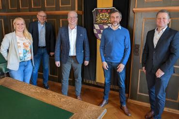 Das Bild zeigt den Bürgermeister Karl Rehm, den Leiter der Stadtentwicklung Harald Reinelt und die Vertreter der Firma Cima.