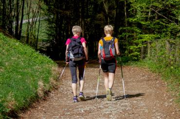 Frauen beim Nordic Walking