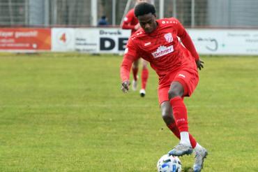 Ein Mann spielt Fußball.