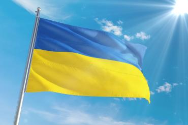 Flagge der Ukraine weht im Wind