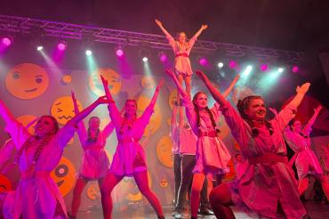 Das Bild zeigt die Showformation des Faschingsclub Rain.