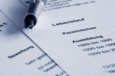 Stift liegt auf Bewerbungschreiben und Lebenslauf