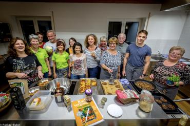 Zu sehen ist ein Gruppenfoto der Teilnehmer bei der Erlebnisküche. 