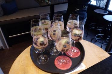 Zu sehen sind acht gefüllte Weingläser auf einem Tablett. 