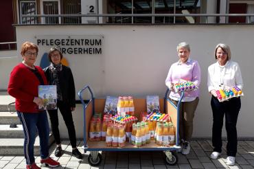 Das Bild zeigt (von links nach rechts) Elisabeth Strauß, Christina Hartl (beide evangelischer Frauenbund), Elisabeth Oestringer (Heimleitung), Waltraud Dollmann (stellv. Heimleitung).