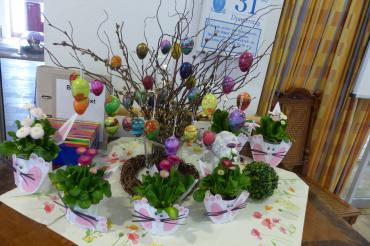 Schüler*innen haben den Bewohner*innen des Nördlinger Bürgerheims Blumen, Ostereier und Osterlämmer geschenkt. 