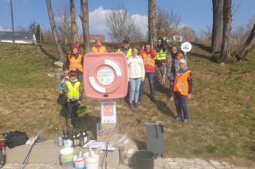 Zu sehen ist die Plogging Gruppe, welche die gemeinsame Müllsammelaktion ausführte. 