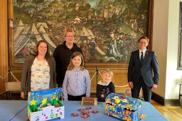 Dank ihrer wunderschön gestalteten Schatztruhen können Jakob und Elisa nun ein ganzes Jahr kostenlos ins Freibad. 