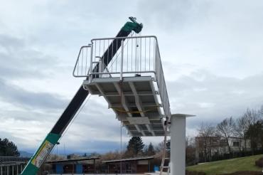 Zu sehen sind die Bauarbeiten am neuen Sprungturm im Nördlinger Freibad. 
