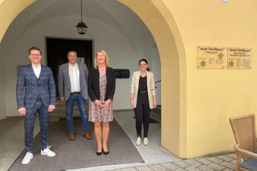 Das Bild zeigt v. l.: Oberbürgermeister David Wittner, Sachgebietsleiter Ordnungswesen/Einwohnerwesen Jürgen Landgraf, Helga Hellriegel, Sachgebietsleiterin Personalwesen Michaela Kleebauer. 
