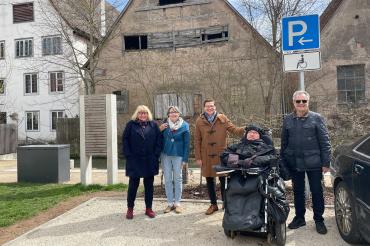 Zu sehen sind David Wittner, Marianne Bauer, Gudrun Eder und zwei weitere Personen auf dem Behindertenparkplatz.