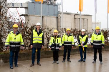 Zu sehen ist ein Gruppenfoto vor dem Märker-Werk in Harburg.