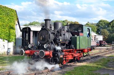 Zu sehen ist eine alte Lokomotive. 