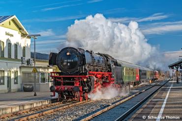 Der Verein Bayerisches Eisenbahnmuseum e.V. wurde 1969 in München gegründet und besitzt die größte private Sammlung historischer Eisenbahnfahrzeuge in Süddeutschland. Über 250 Fahrzeuge geben einen repräsentativen Querschnitt durch die Geschichte und die Entwicklung der Eisenbahn. 
