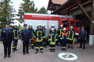 Das Bild zeigt von links KBM Alexander Bock, Johannes Hofmeier (Gold), Schiedsrichter Manuel Bader, Christoph Hofmeier (Ersatzmann), Luca Knopf (Silber), Christian Leinfelder (Gold-Blau), Michaela Uhlmann (Silber), Jonas Pollaschek (Gold), Sarah Stahl (Silber), Woge Ehm (Gold), 2. Kommandant Josef Stahl jun., KBM und 1. Kommandant Martin Auernhammer.