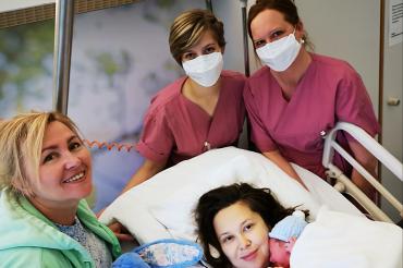 Zu sehen sind Olha Usenko mit ihrem Baby, ihre Mutter und die Hebammen Heike Eber und Elisabeth Dischler. 