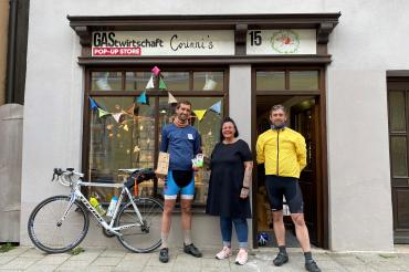 Zu sehen sind Martin Struck, Corinna Florian-Dischinger und Peter Struck vor dem Pop-Up-Store.