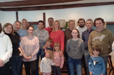 Zu sehen ist das Dramatische Ensemble beim Treffen zur Stückvorstellung. 