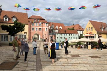 Zu sehen ist eine Gruppe von Personen, welche an einer Stadtführung in Donauwörth teilgenommen haben. 