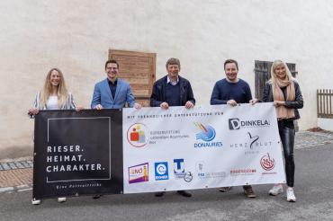 Das Bild zeigt Barbara Wunder, Schirmherr und Oberbürgermeister David Wittner, Geschäftsführer der Bürgerstiftung Lebendiges Bayerisches Ries Michael Langenbucher und die Organisatoren vom Herzblut Studio Marco Kleebauer und Anna Schabert.