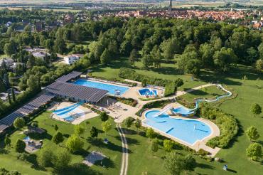 Zu sehen ist eine Luftaufnahme vom Nördlinger Freibad. 