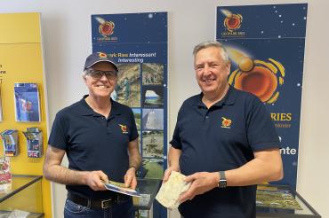 Zu sehen sind die Geoparkführer Karl-Heinz John sowie Helmut Schmidt. 