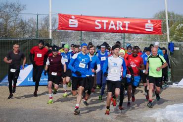 Zu sehen ist der Start des Hauptlaufs der Jedermannserie.