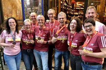 Zu sehen sind die Läufer*innen des TSV Nördlingen nach dem Lauf mit ihren Medaillen.