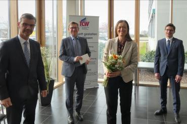 Das Bild zeigt von links nach rechts: TCW-Geschäftsführer Josef Wolf, Landrat Stefan Rößle, und Oberbürgermeister David Wittner gratulierten der Jubilarin Manuela Jenewein (TCW, 3. von links) und bedankten sie sich für die gute Zusammenarbeit. 